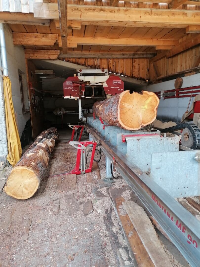 Im Sägewerk – Schneiden der Stämme zu Brettern