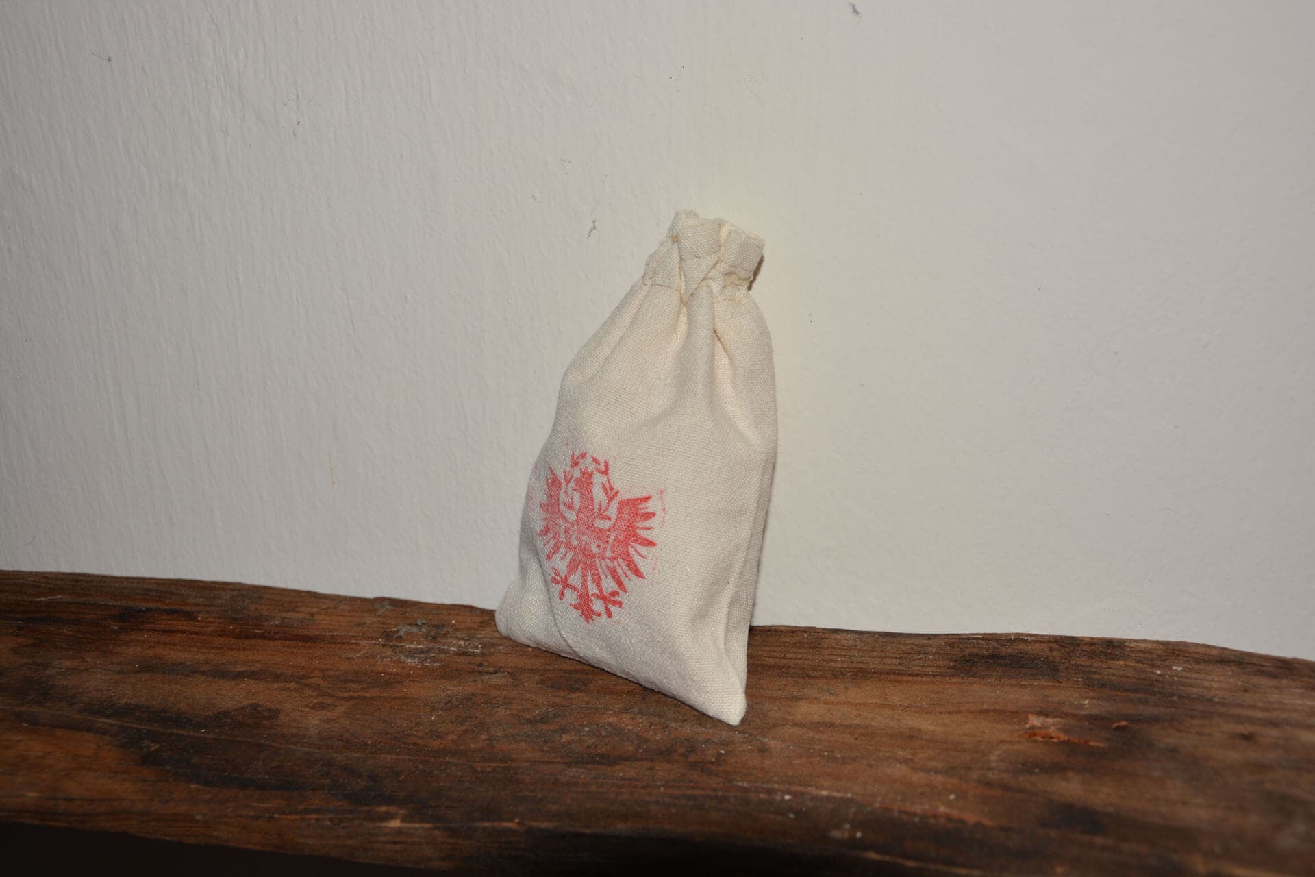 Ein Säckchen gefüllt mit Zirbenholz