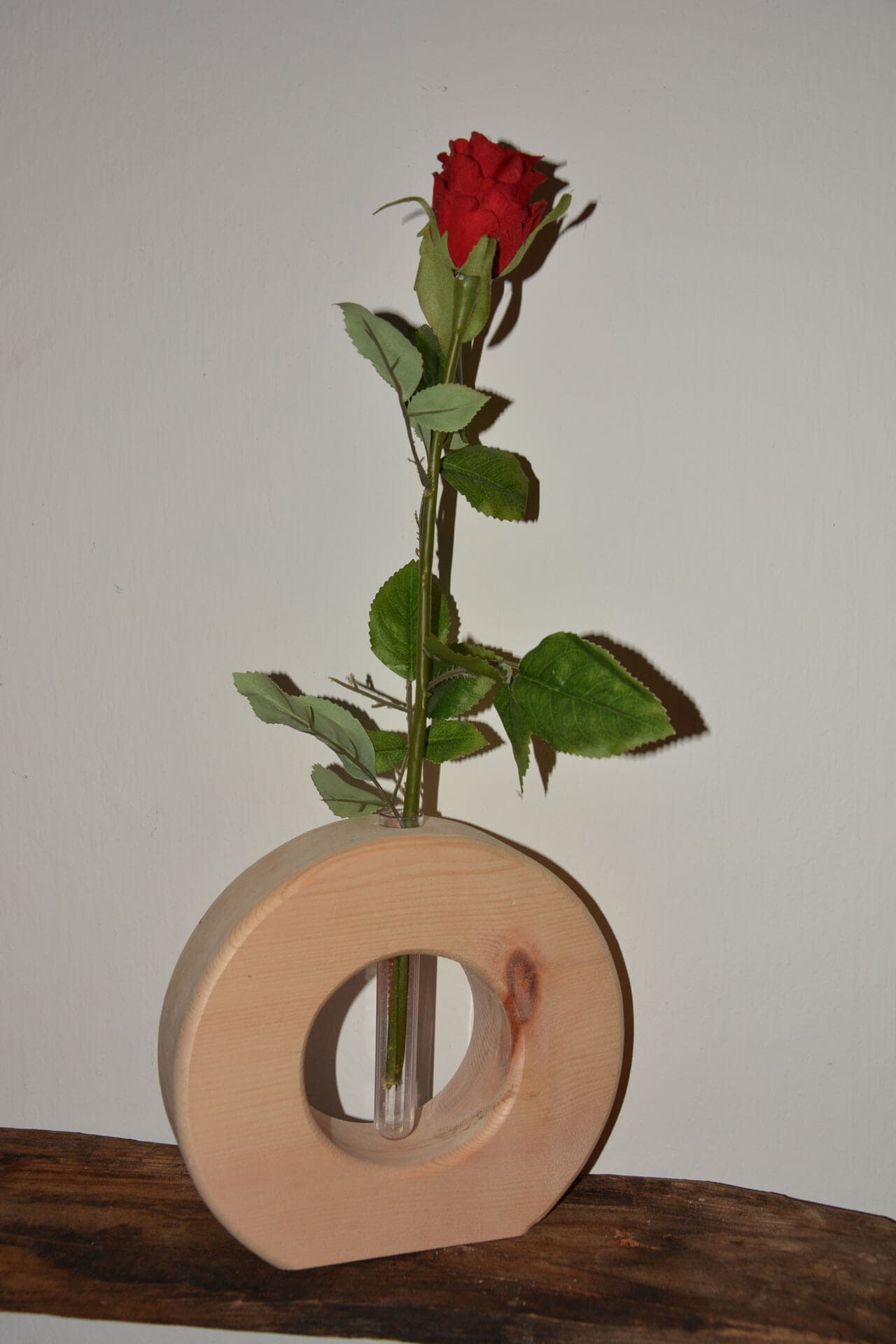 Eine Vase aus Zirbenholz