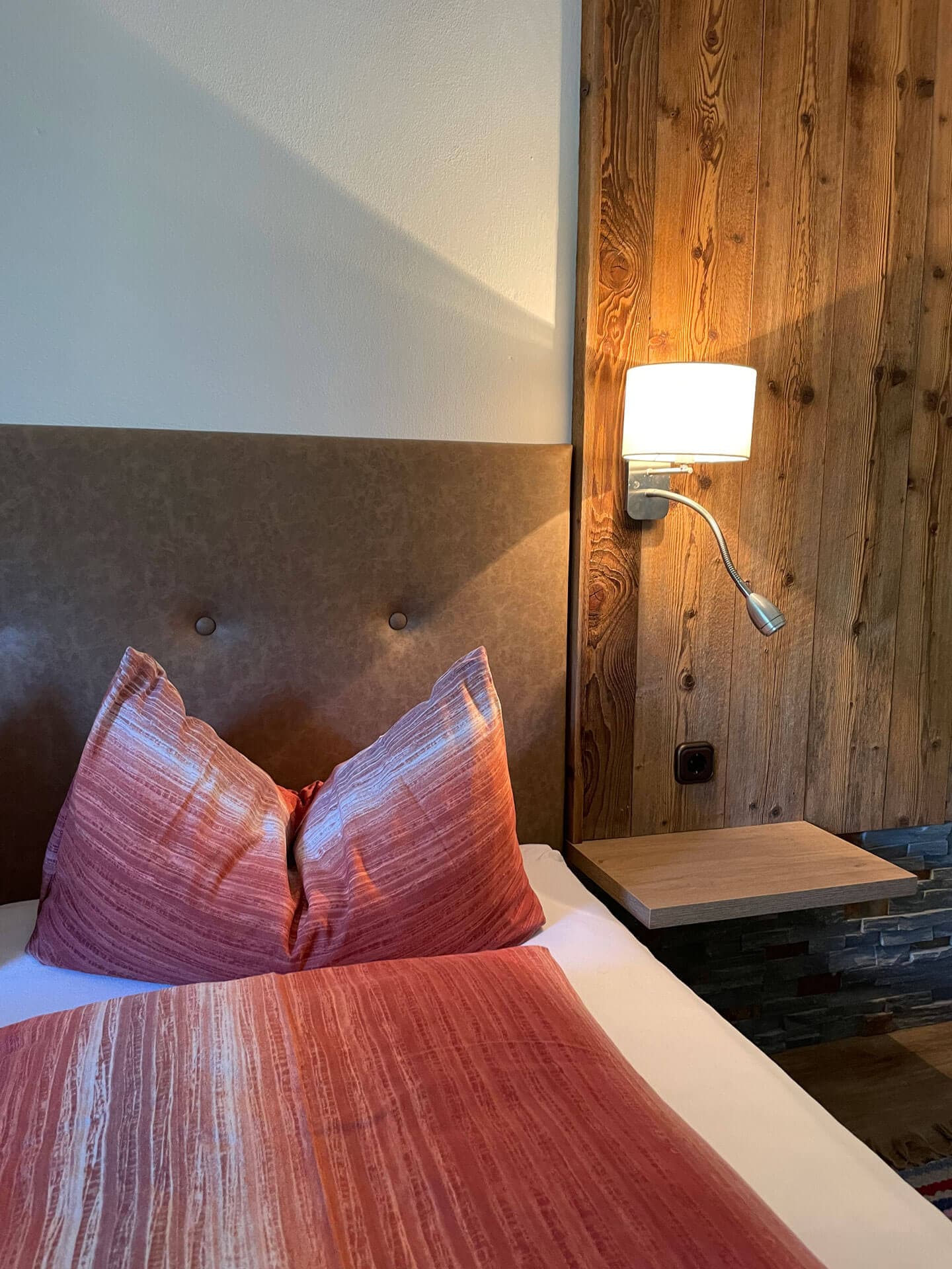 Eine Nahaufnahme eines Bettes in der Ferienwohnung