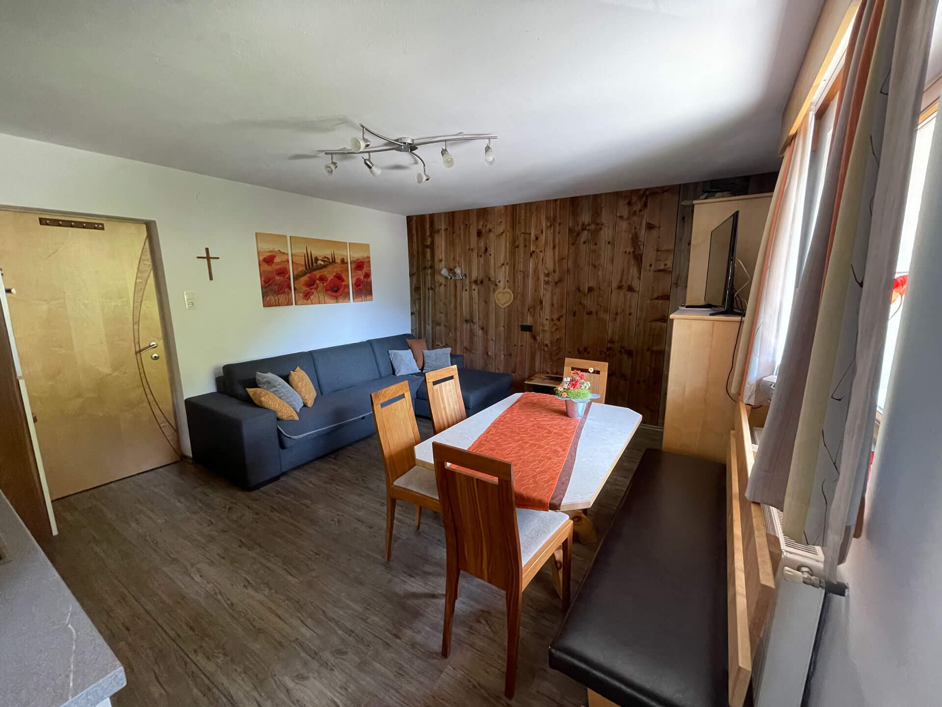 Eine Innenaufnahme der Wohnküche der Ferienwohnung