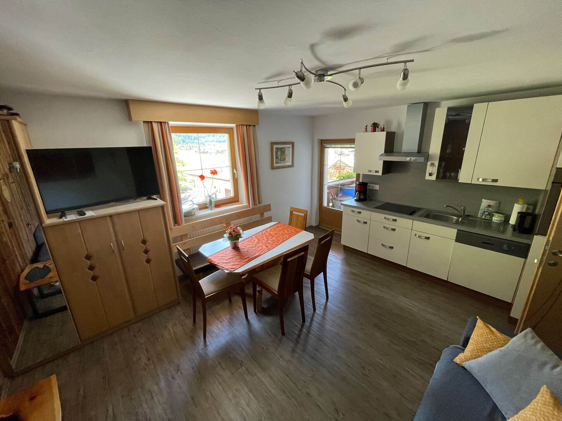 Eine Innenaufnahme der Wohnküche der Ferienwohnung